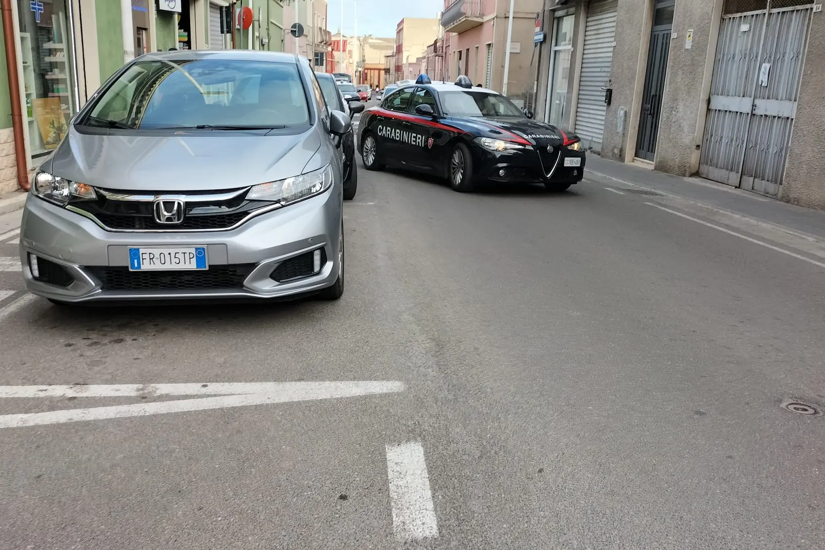 Una pattuglia dei carabinieri in via Toti a Pirri per una sparatoria, ma era un falso allarme