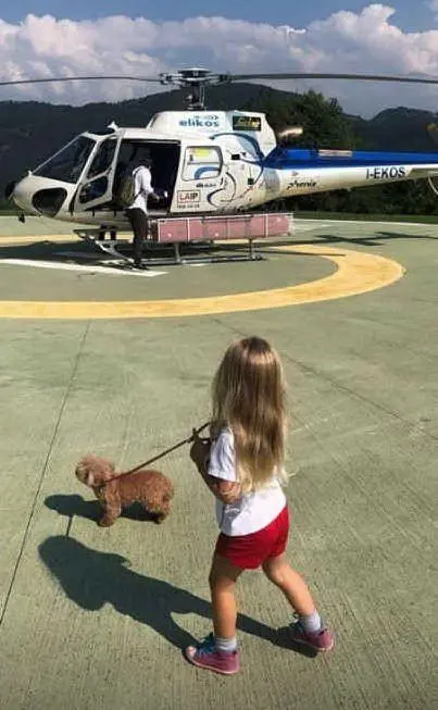 Al decollo con le piccole di casa (foto Instagram)