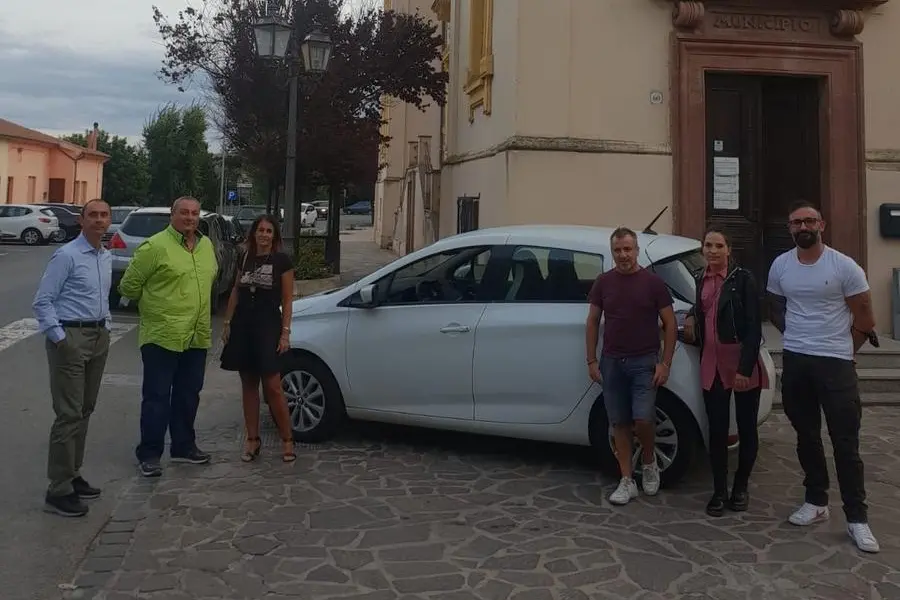 Gli amministratori con la macchina elettrica donata (foto concessa dal comune)
