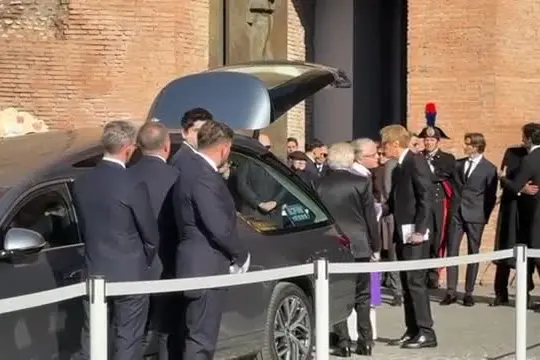 Valentino, cuscino di rose bianche sul feretro e applausi all'uscita