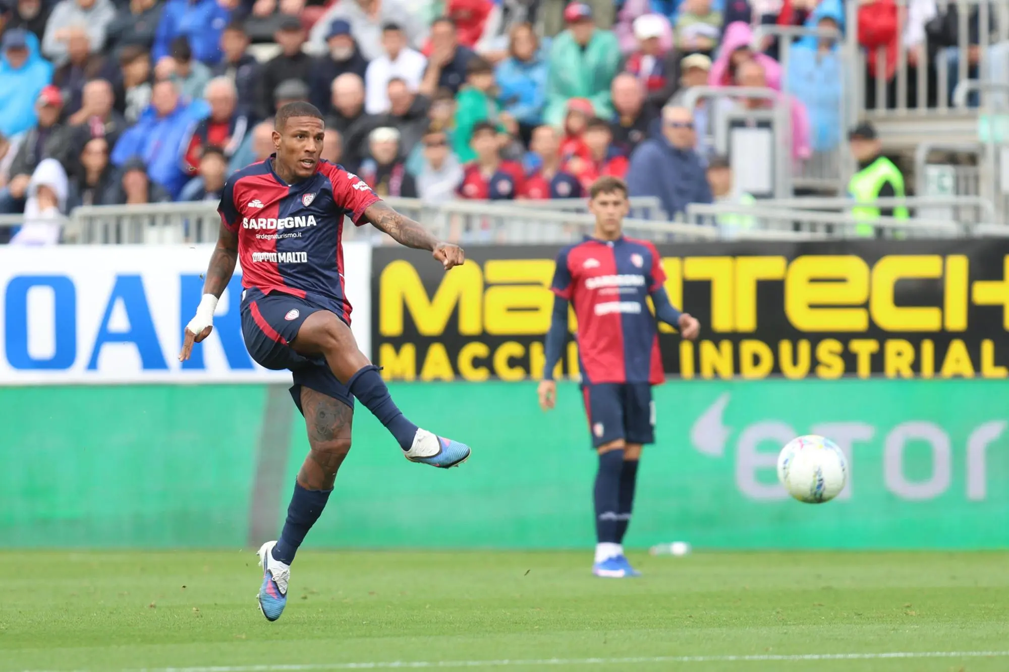 Michael Folorunsho al tiro in Cagliari-Udinese (foto Ansa)