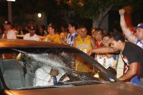 Vandalismo dopo la vittoria dei Lakers