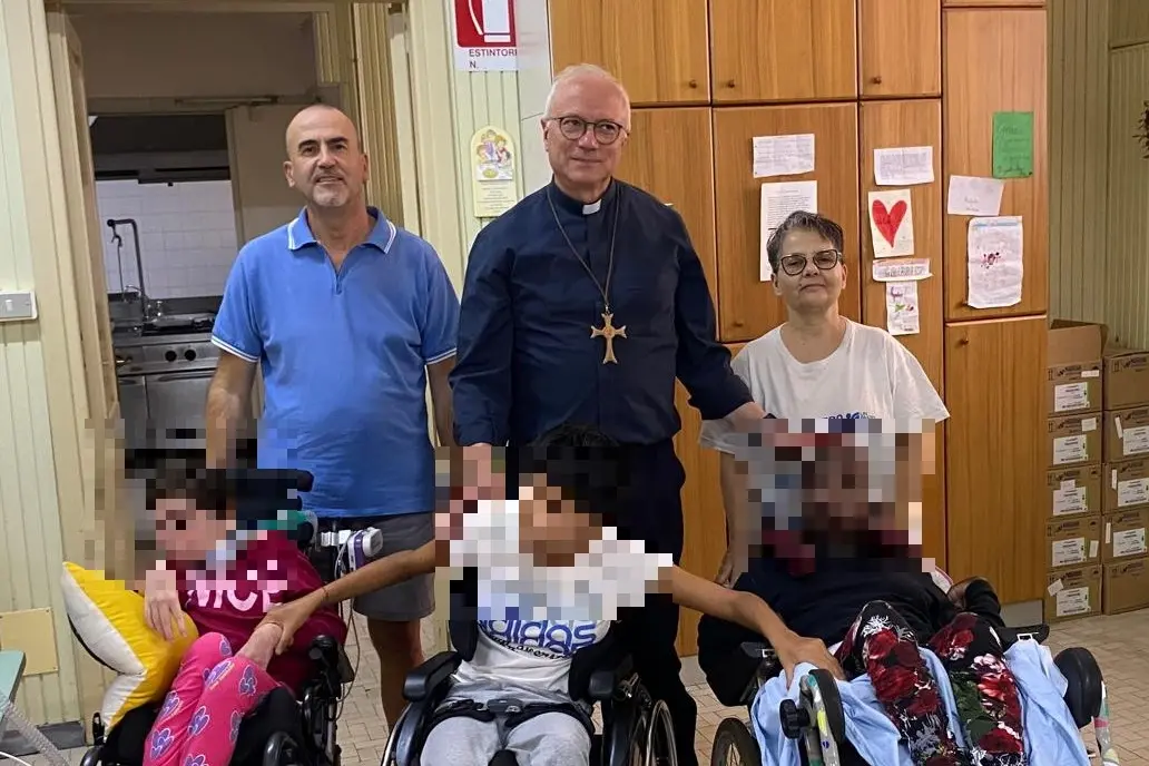 Roberto Vargiu e Barbara Aresu assieme all'arcivescovo di Cagliari Giuseppe Baturi