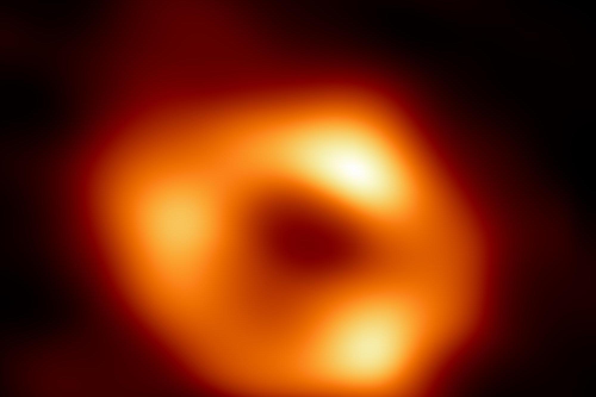Fotografato il buco nero al centro della Via Lattea: la straordinaria scoperta che porta la firma della Sardegna