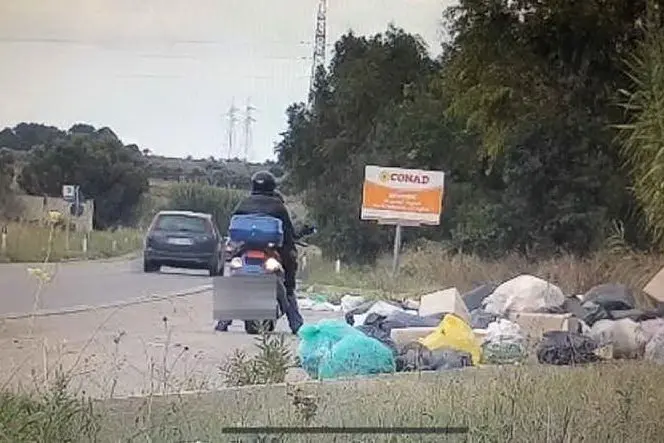 Una discarica abusiva (foto Comune di Selargius)
