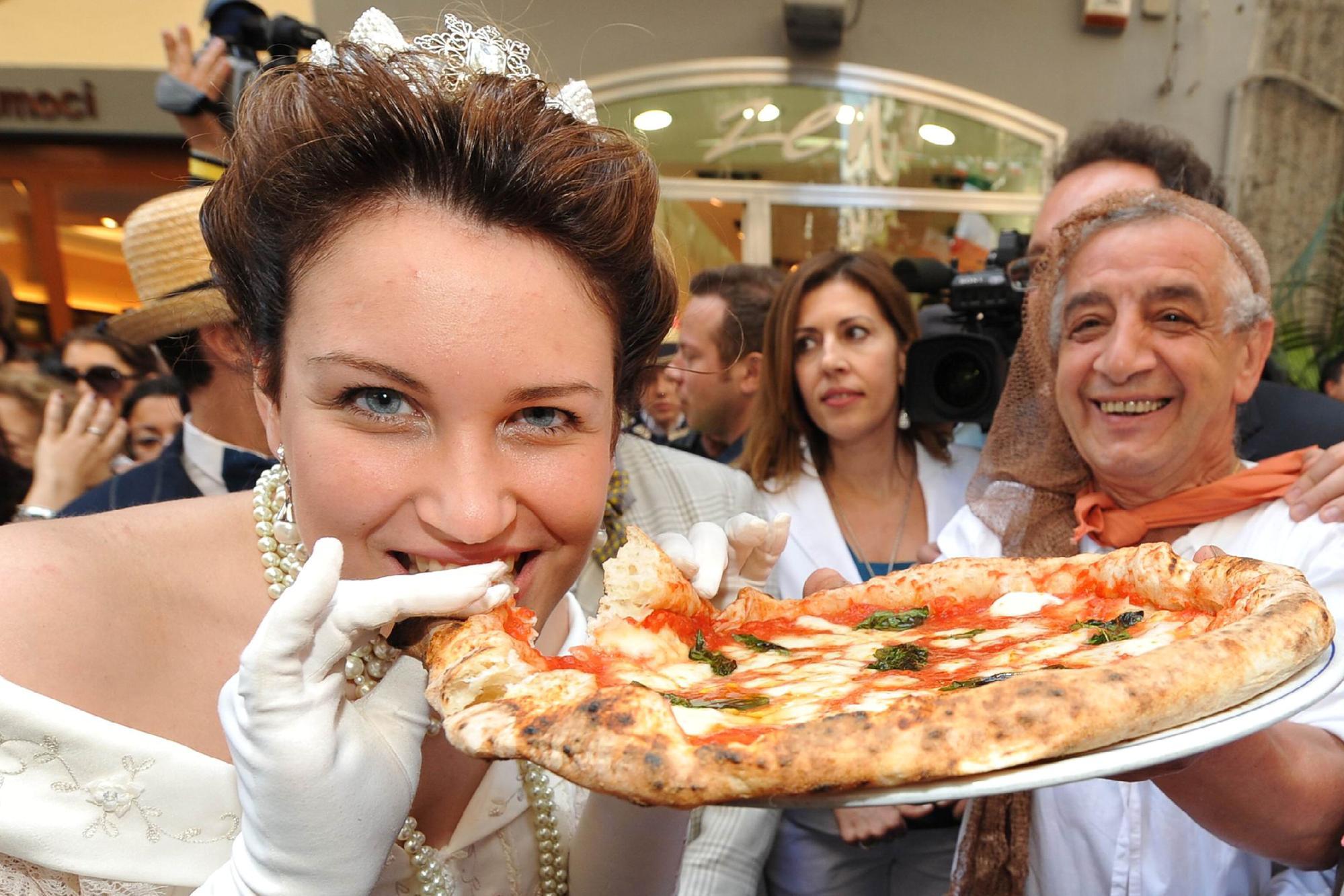 Una margherita per entrare nella storia: il mondo celebra il piatto iconico dell’Italia