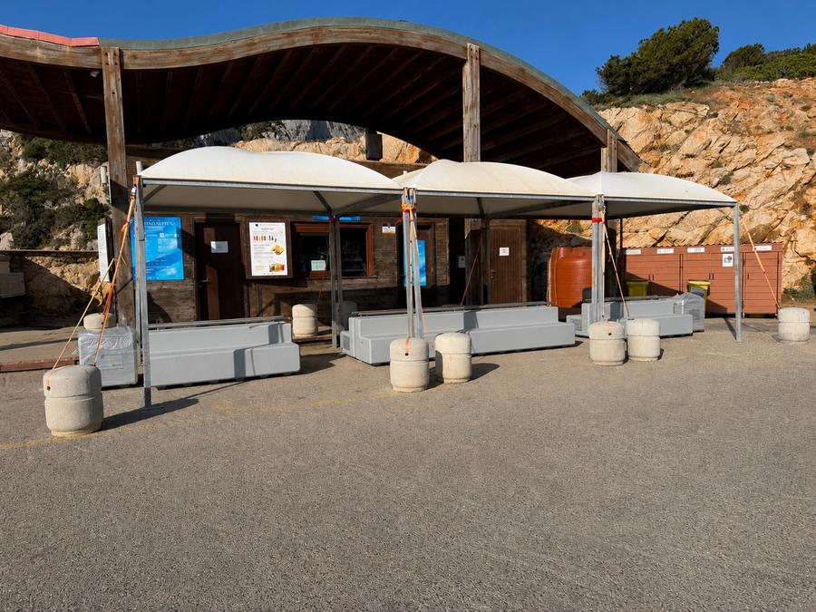 Nuove panchine a Capo Caccia: «I visitatori della Grotta di Nettuno non dovranno attendere in piedi il loro turno»