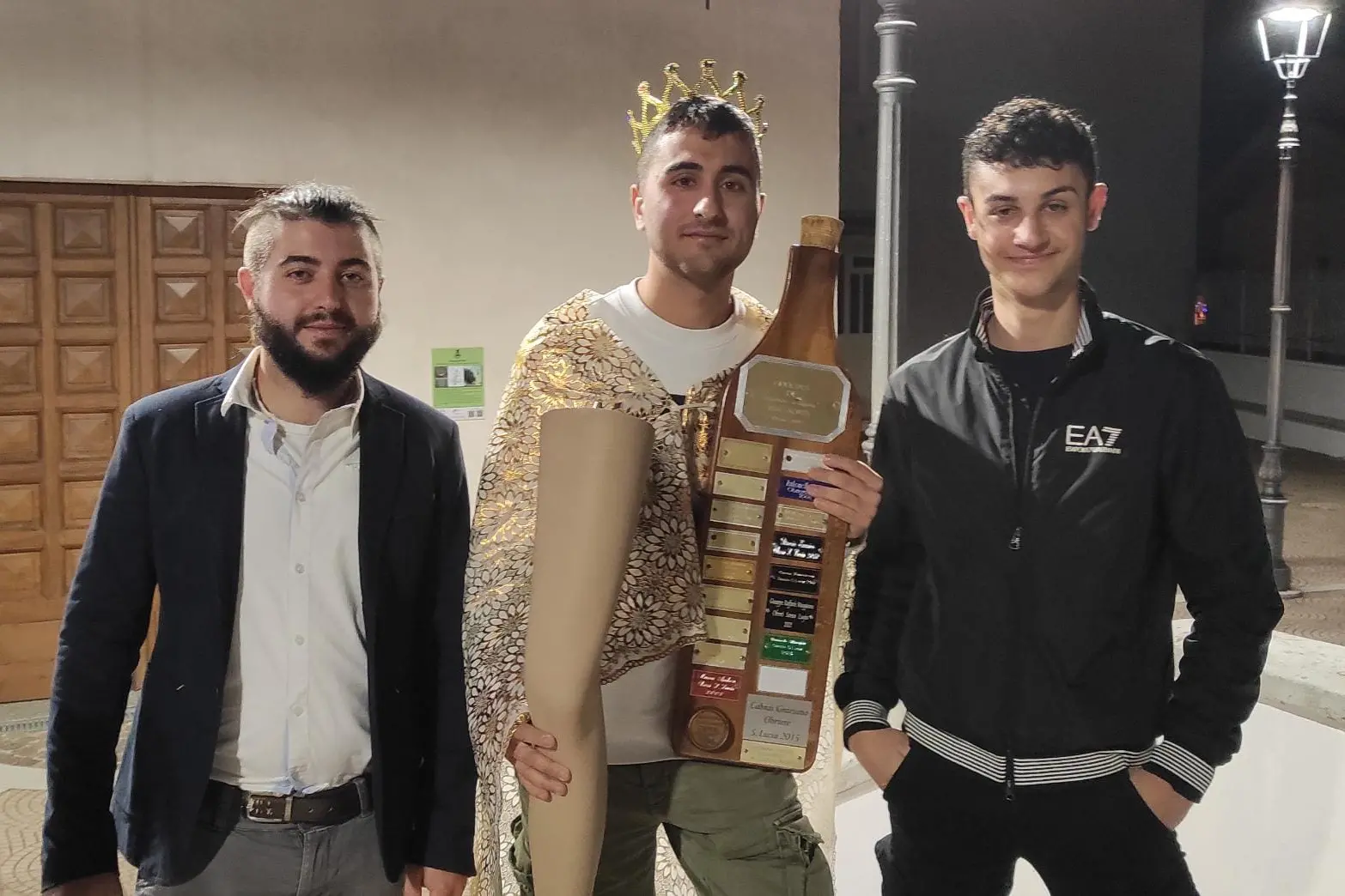 Elia Cabiddu (al centro), nuovo scapolo d'oro, con accanto Federico Barca, predecessore, e Alessandro Moro, lo sfidante (Foto Secci)