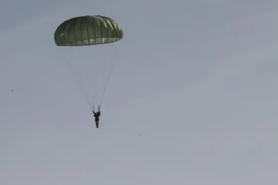 Tragedia col paracadute, due morti a Campovolo (Ansa)