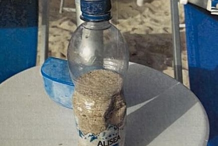 Una bottiglietta di sabbia (foto Guardie ambientali)