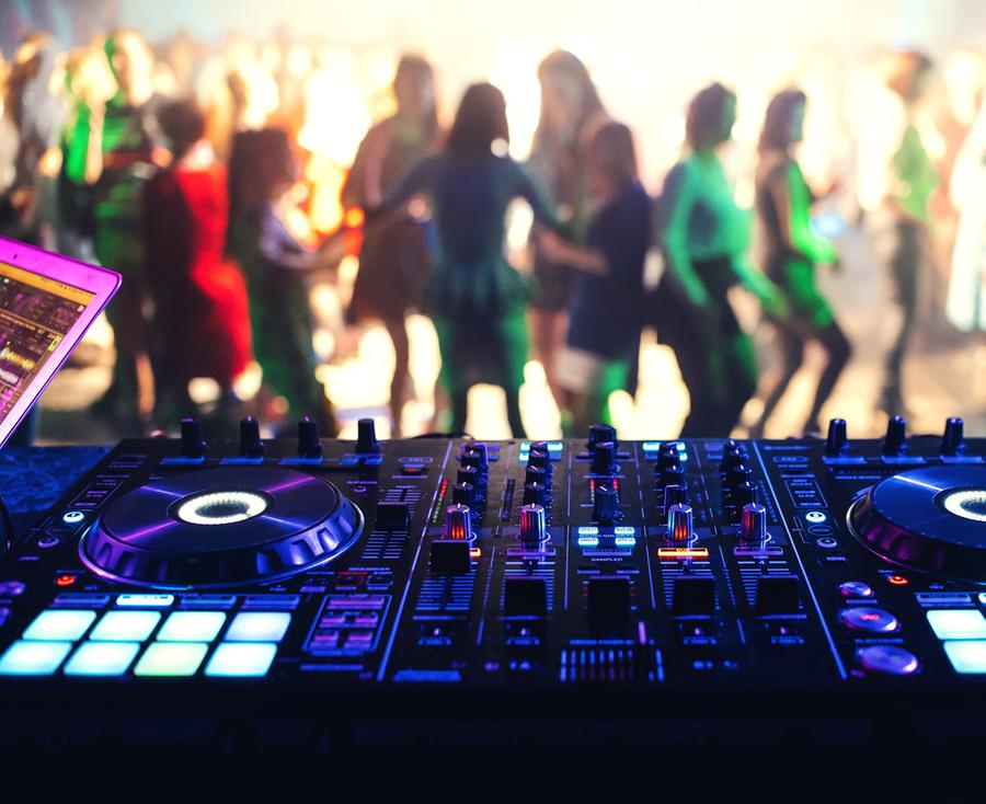 Dj, live music e party accendono l’estate