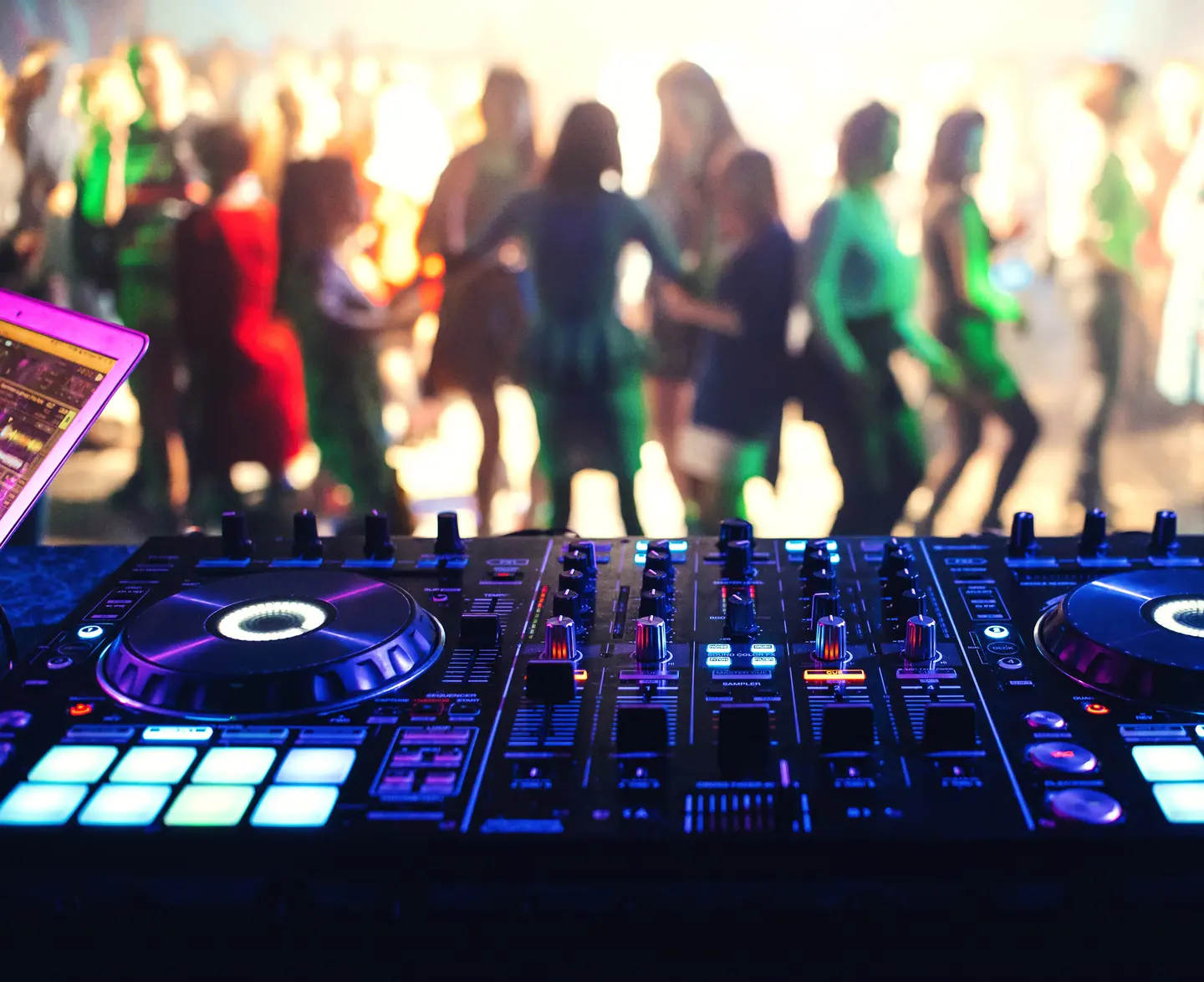 Dj, live music e party accendono l’estate