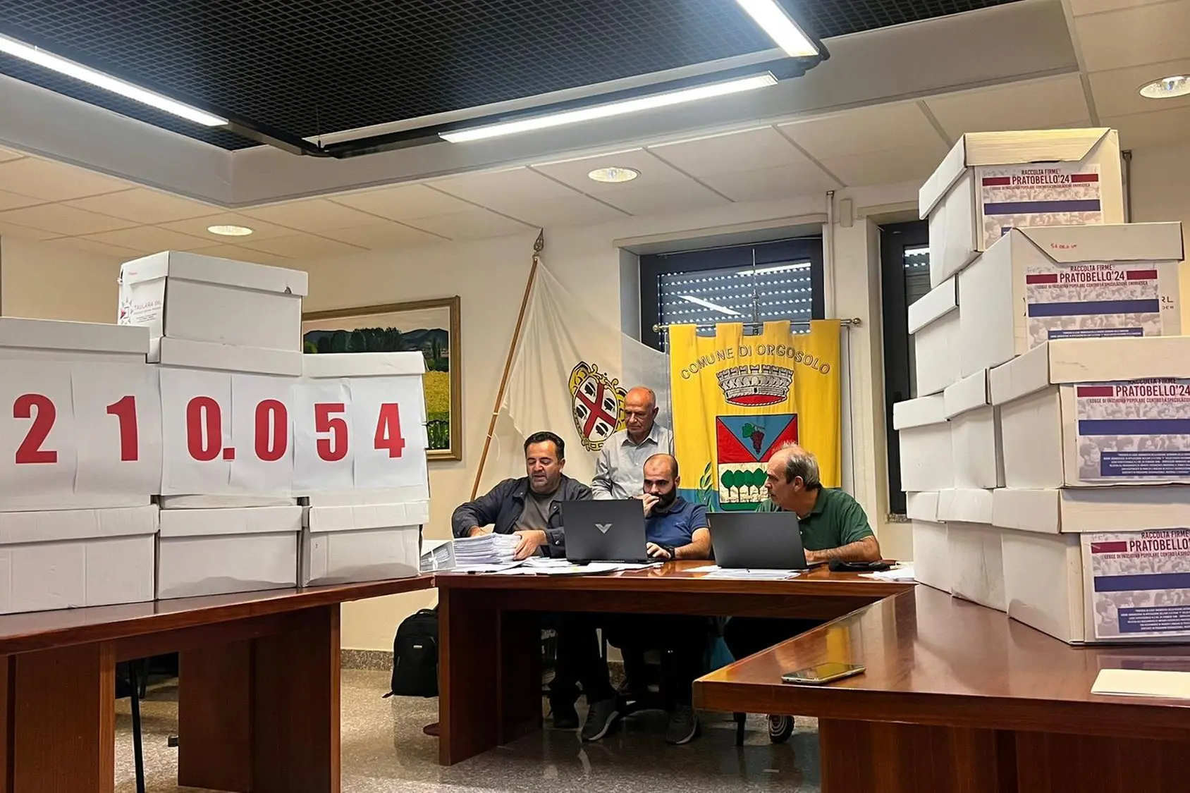 Il conteggio delle firme nel Municipio di Orgosolo