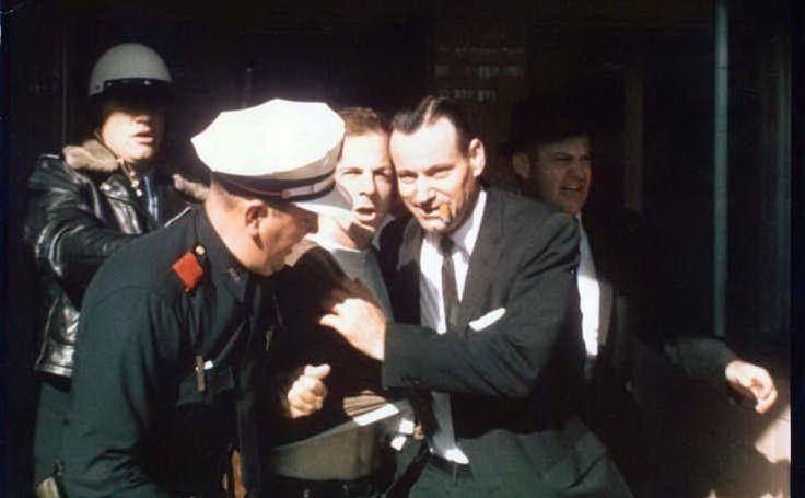 Il momento dell'arresto di Oswald