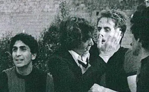 A destra Dario Pantera festeggiato da un tifoso e da Alfredo Pala (foto concessa da Dario Pantera)