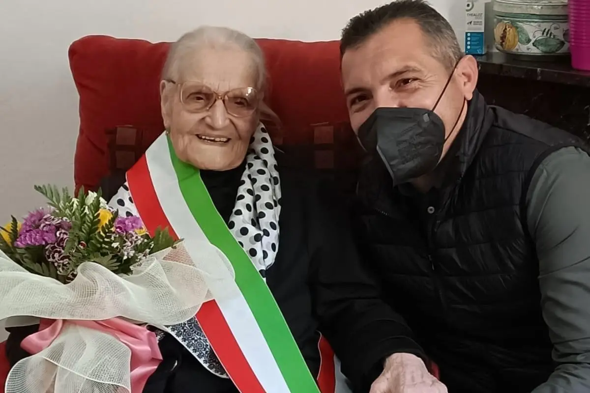 Antonia Fulghesu con il sindaco di Laconi Salvatore Argiolas (Foto concessa)