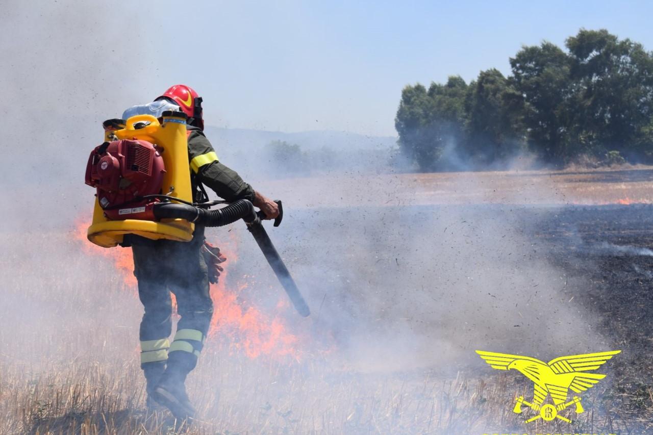 Incendi, elicotteri in azione in quattro Comuni della Sardegna