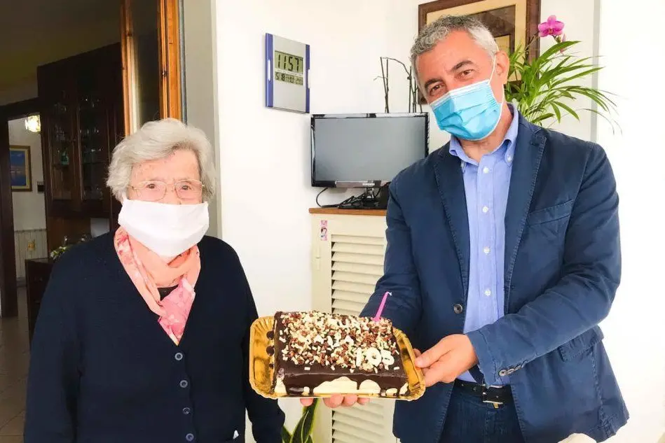 Maria Sechi insieme al sindaco (foto ufficio stampa)