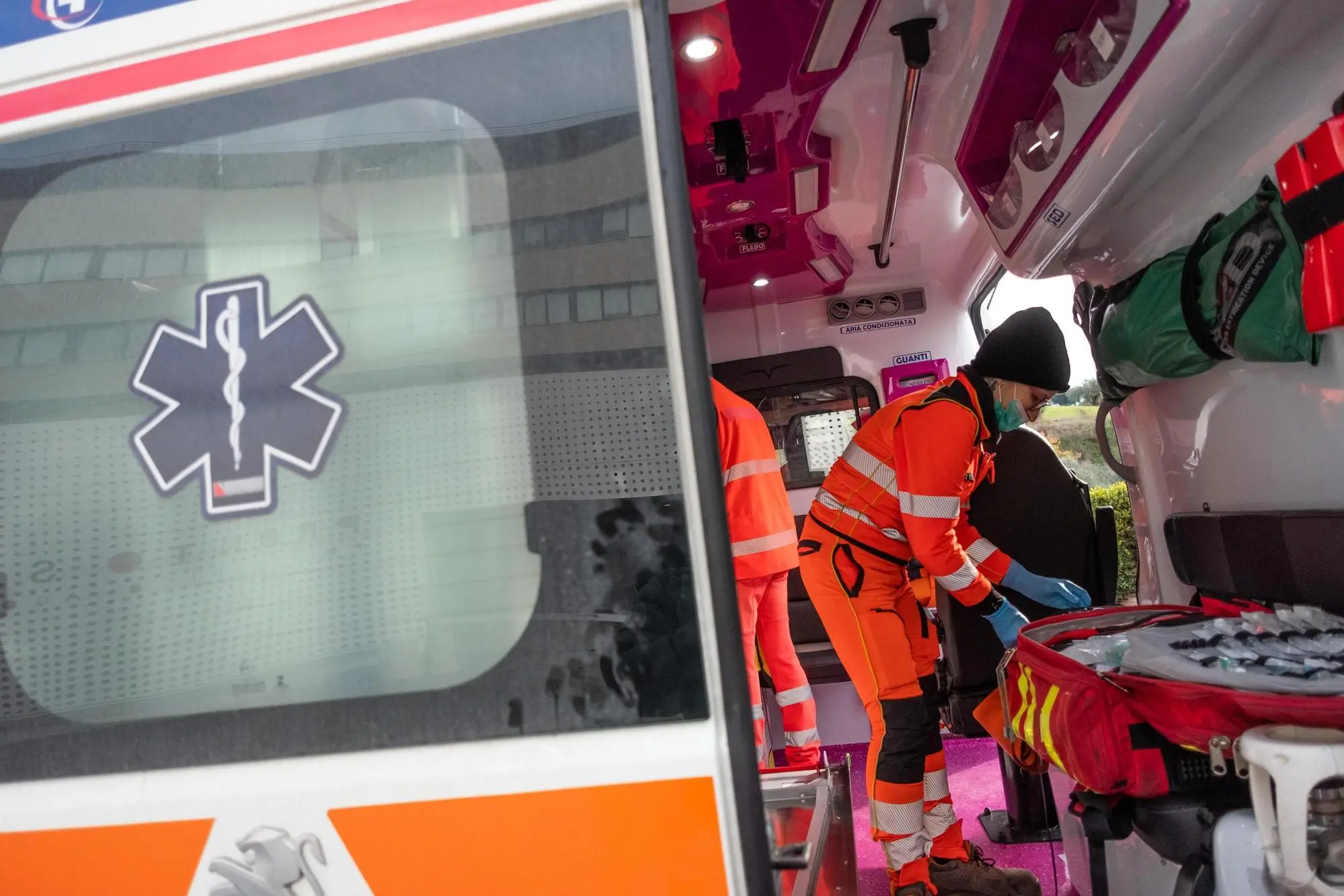 Infermiera sistema lattrezzatura sanitaria a bordo dell ambulanza nel parcheggio del pronto soccorso dell ospedale Agostino Gemelli. Roma 25/01/2023. Credit: Danilo Schiavella/ANSA