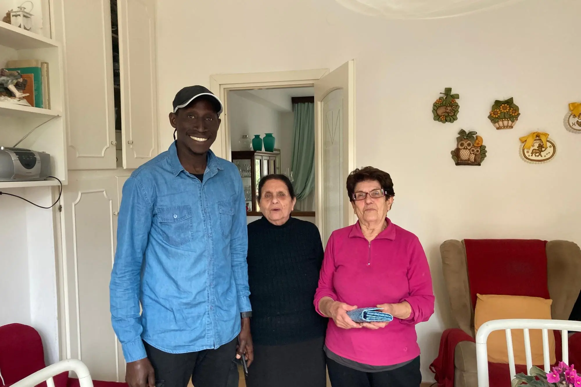 Cheikh Serigne Mbengue con Annetta Cuccu e la sua vicina di casa Marisa (L'Unione Sarda)
