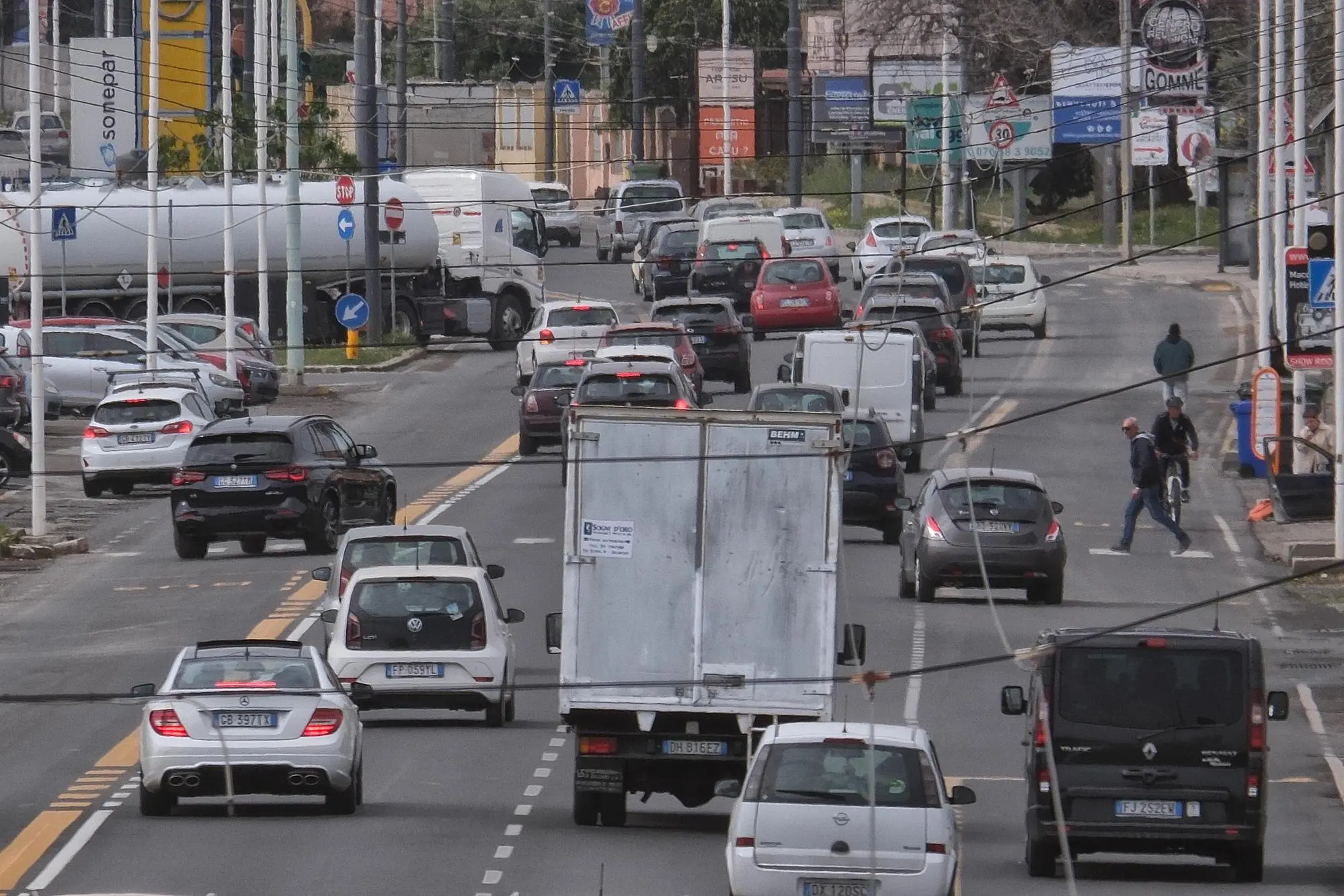 Traffico in viale Marconi a Cagliari (Foto G. Ungari)