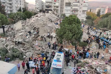 Un edificio distrutto in Turchia (Ansa)