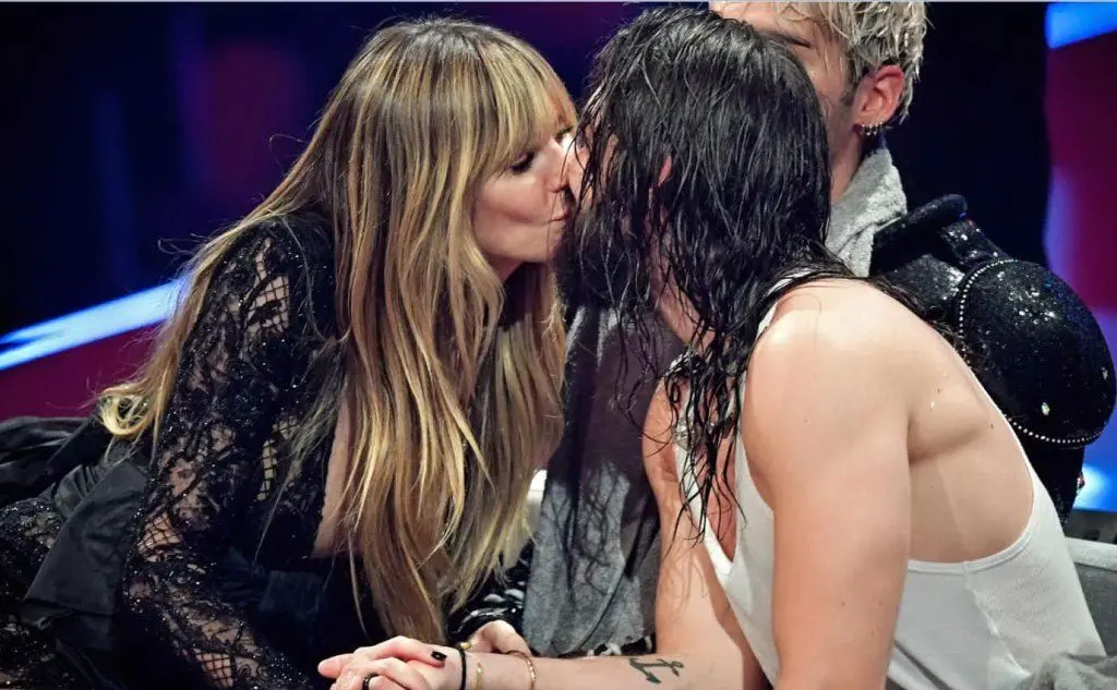 Il bacio con il fidanzato Tom Kaulitz, dei Tokio Hotel (Ansa)