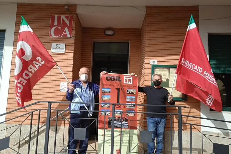 Da sinistra a destra i sindacalisti Tullio Vaccargiu e Sergio Zedda all'ingresso della Cgil di San Gavino Monreale in via Parrocchia (Foto Pittau)
