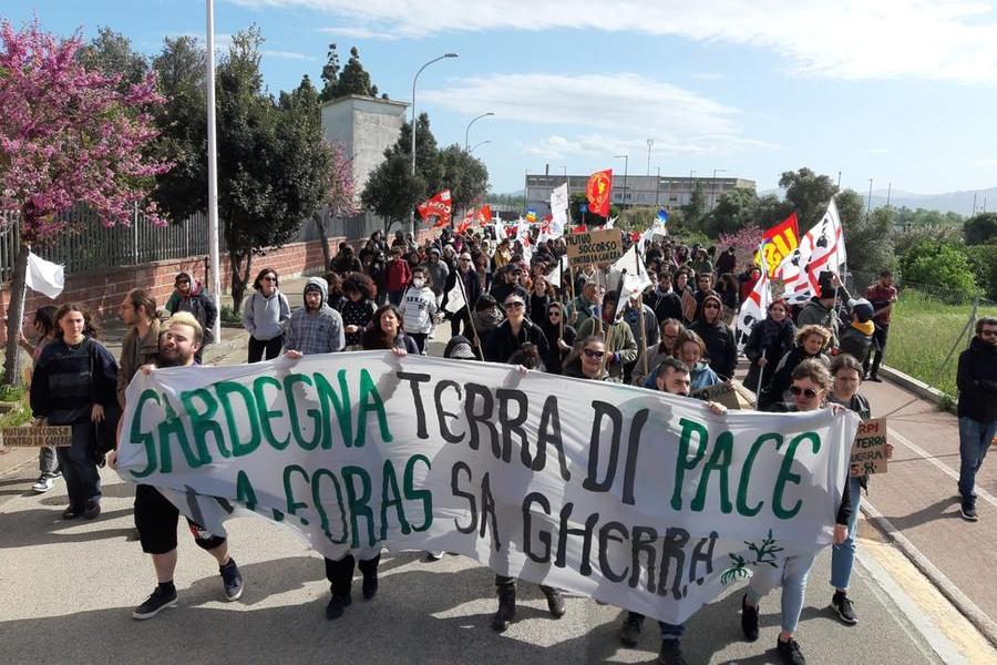 La manifestazione (L'Unione Sarda - Tellini)