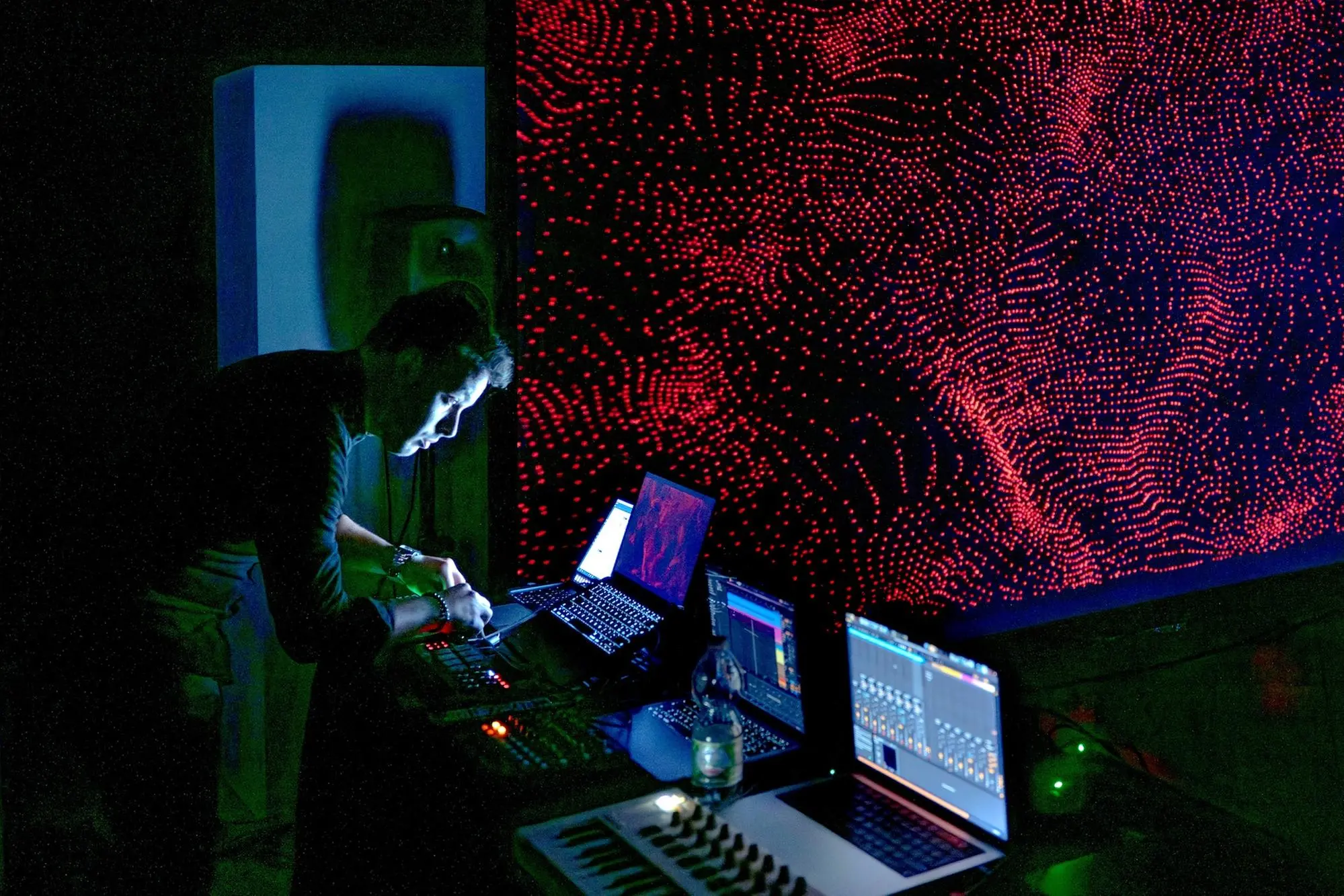 Una performance di musica elettronica (Foto Marras)