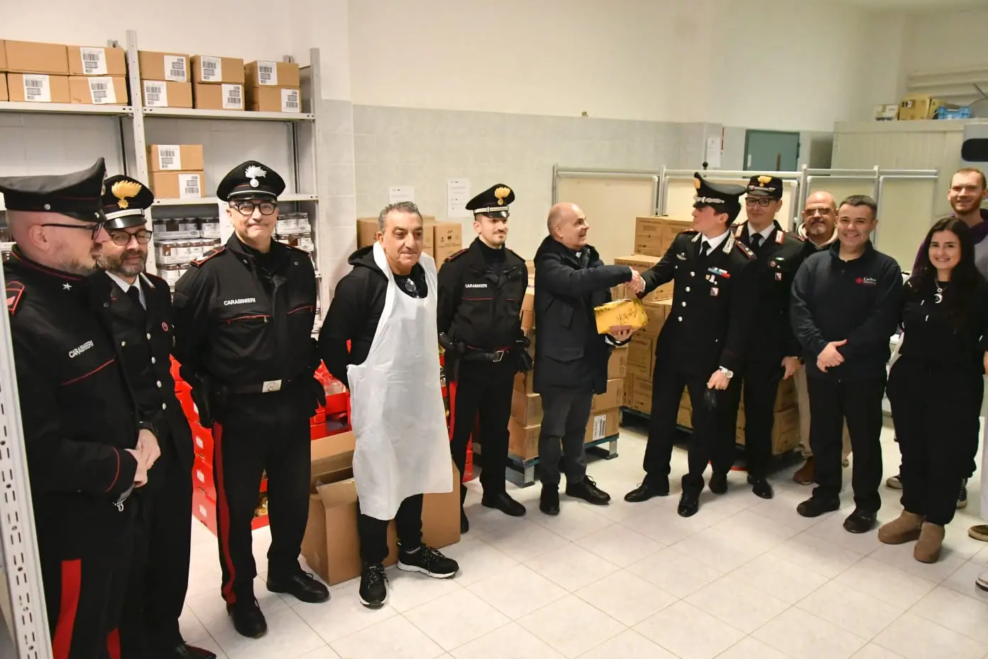 I carabinieri donano generi alimentari alla Caritas di viale Fra Ignazio