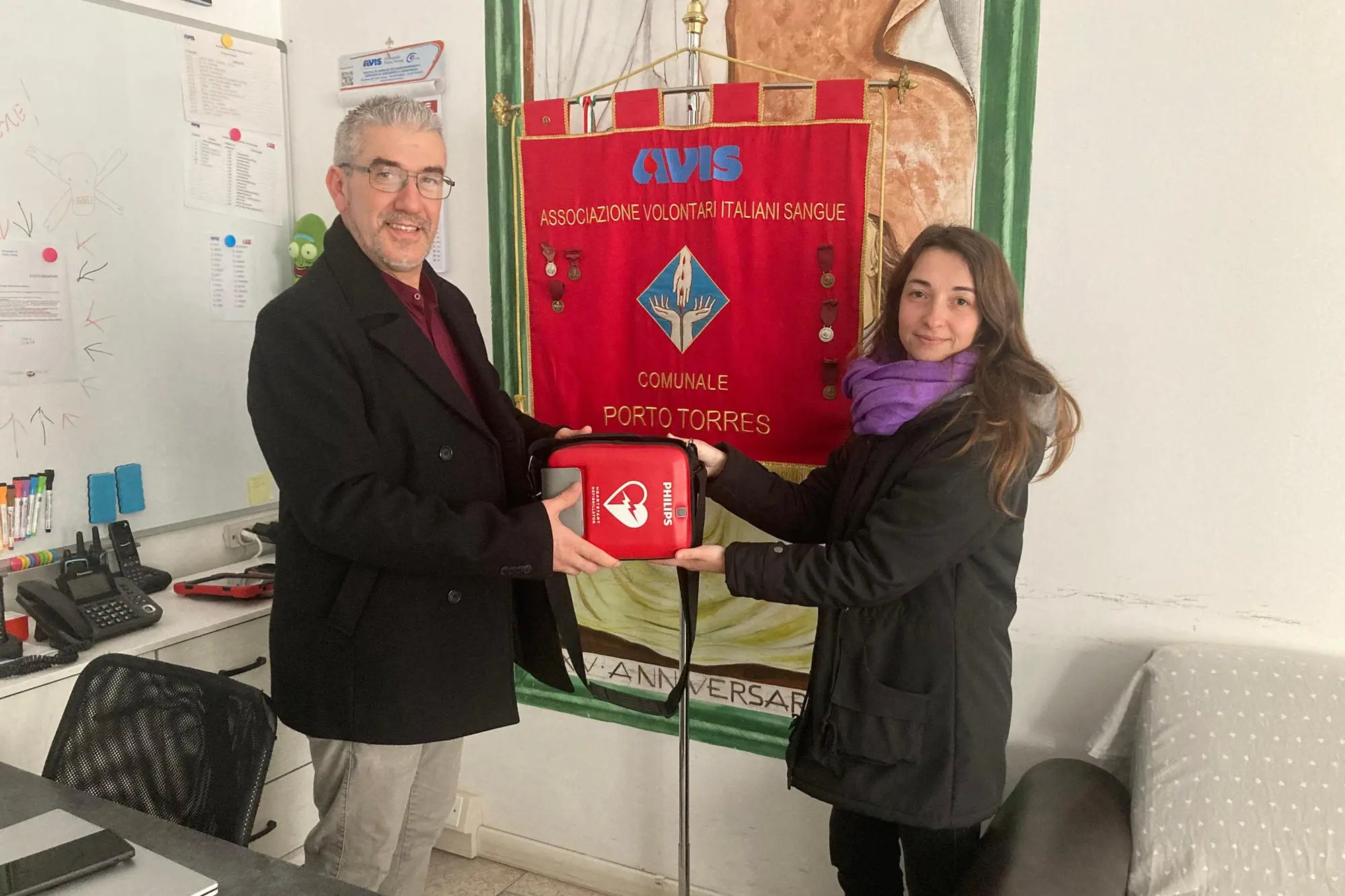 La consegna del defibrillatore dall'Avis Porto Torres (foto Pala)