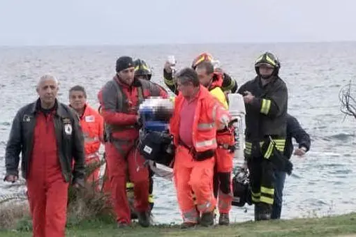I soccorritori dopo l'annegamento della piccola