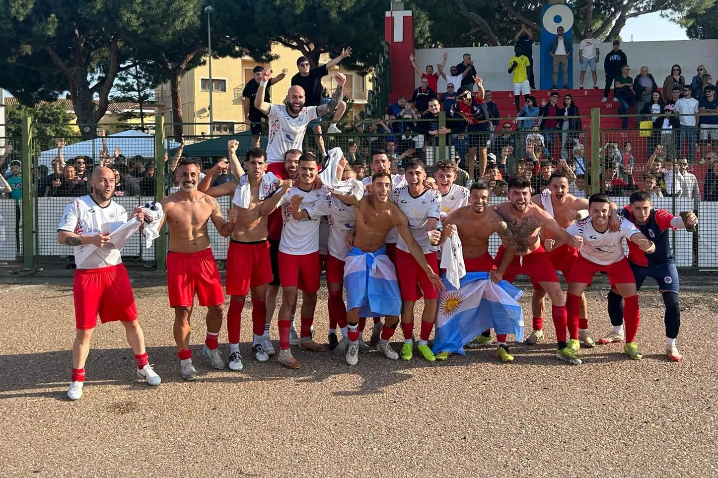 La festa del Tortolì al termine della partita col Sant'Elena (foto Secci)