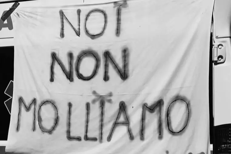 Il cartellone degli Oss (foto Facebook)