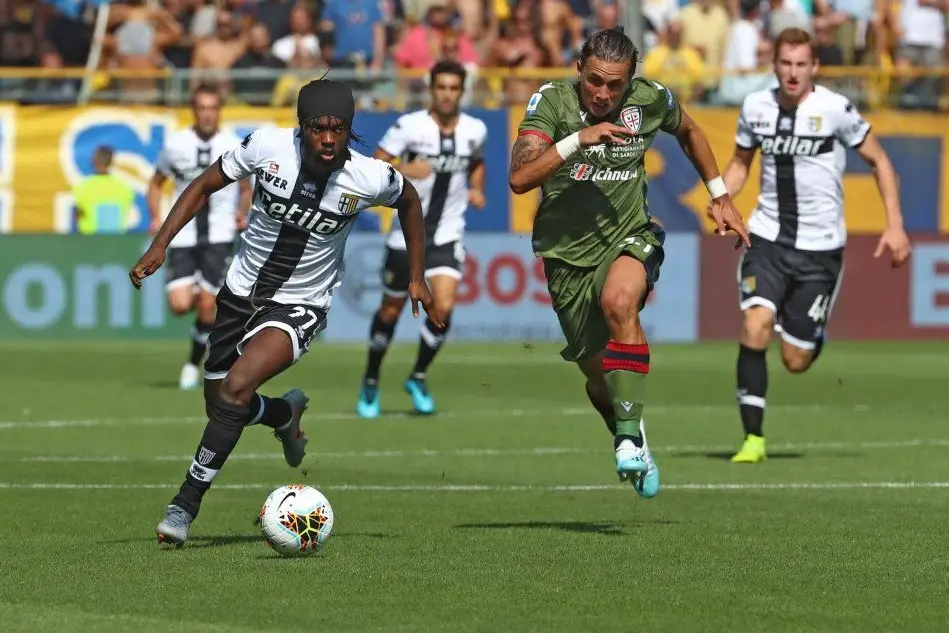 Un duello tra Gervinho e Pellegrini (Ansa)