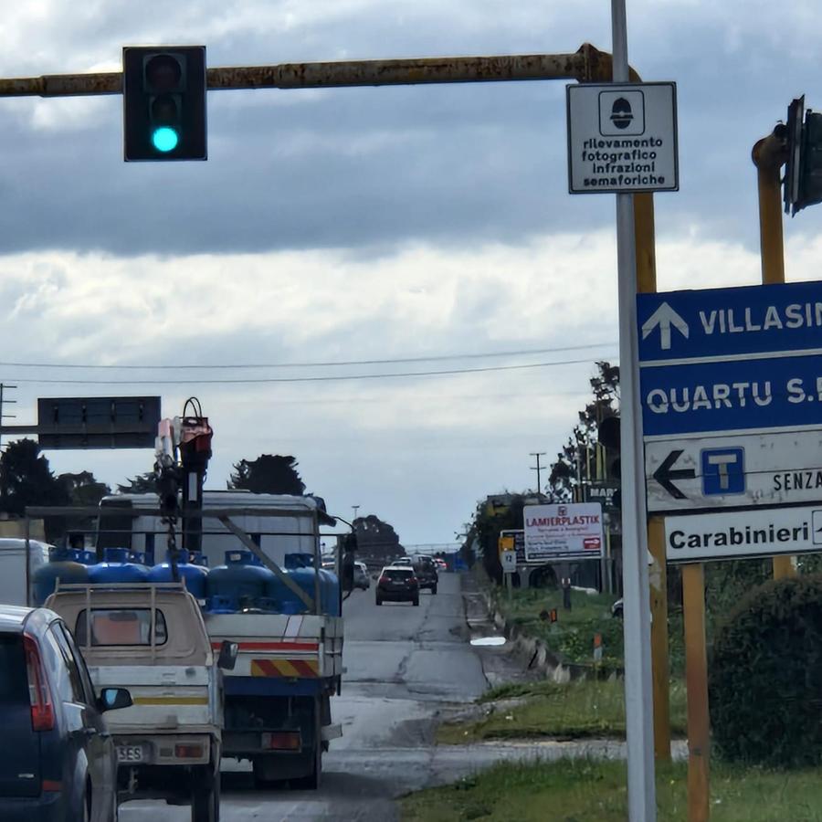 Quartu, T-Red all’incrocio della 554: occhio elettronico puntato su chi brucia il semaforo rosso