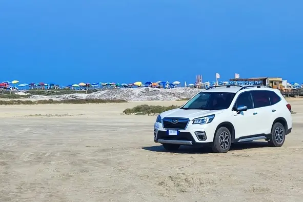 L'auto parcheggiata alle Saline-Stintino (foto Pala)