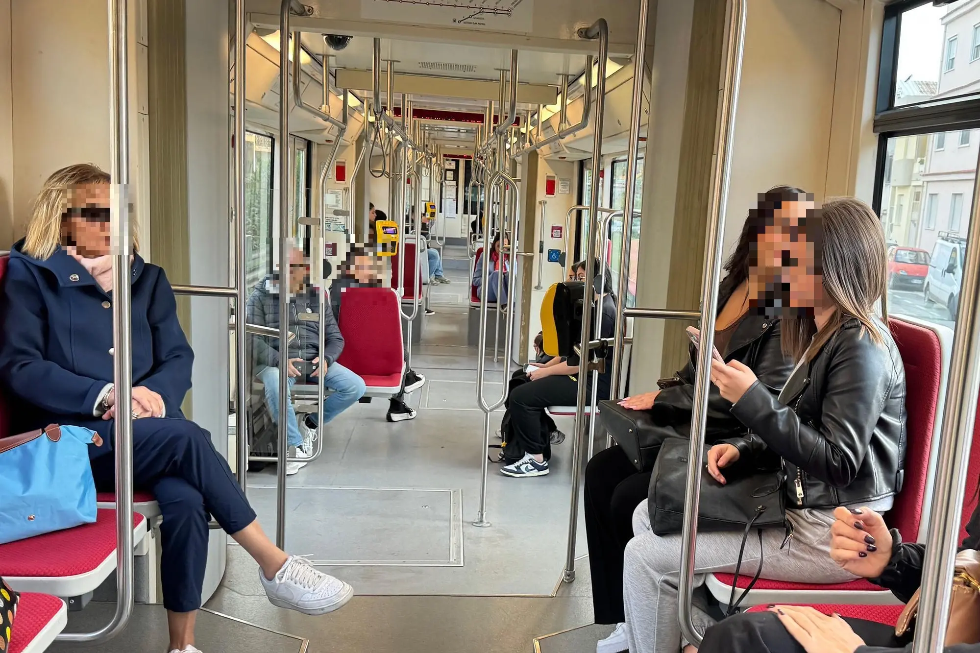 Passeggeri a bordo di un vagone (foto L'Unione Sarda - Anedda)