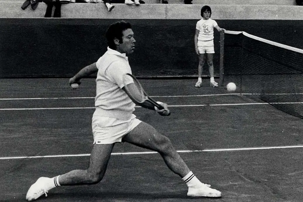 Nicola Pietrangeli effettua una volèe di diritto nel campo entrale del tennis club Cagliari di Monte Urpinu: il raccattapalle è Angelo Binaghi, attuale presidente della Federtennis (foto Archivio Unione Sarda)