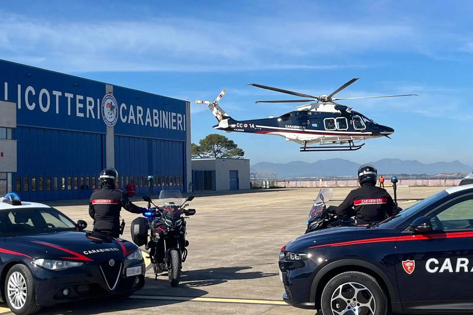 Un elicottero dei carabinieri in volo durante l’operazione