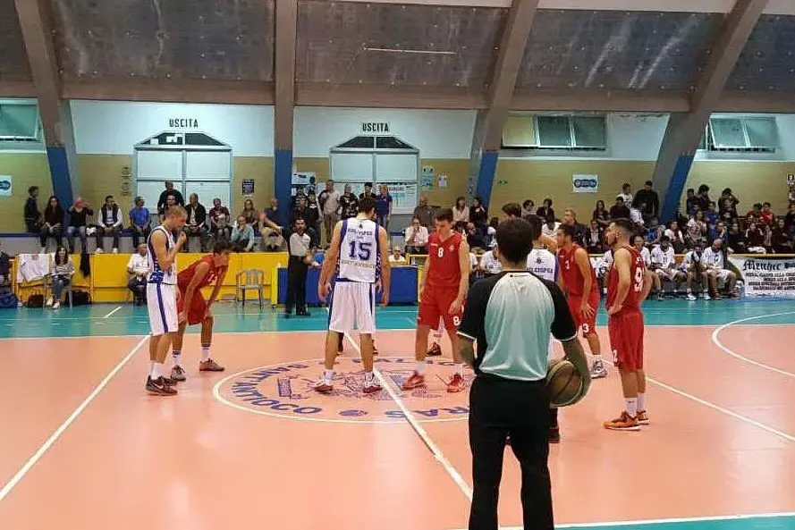 Palla a due in una gara di serie D