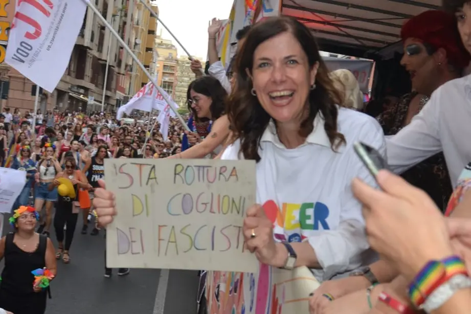 Alessandra Todde con il cartello contro i fascisti (Foto: Giuliano Usai)