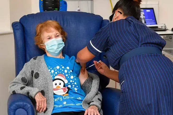 La prima donna vaccinata in Gb (Ansa)