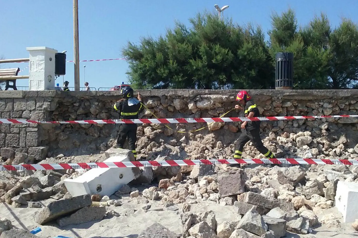 la Procura apre una inchiesta sul crollo del muro della Rotonda di Platamona - foto Gloria Calvi 22.07.2015