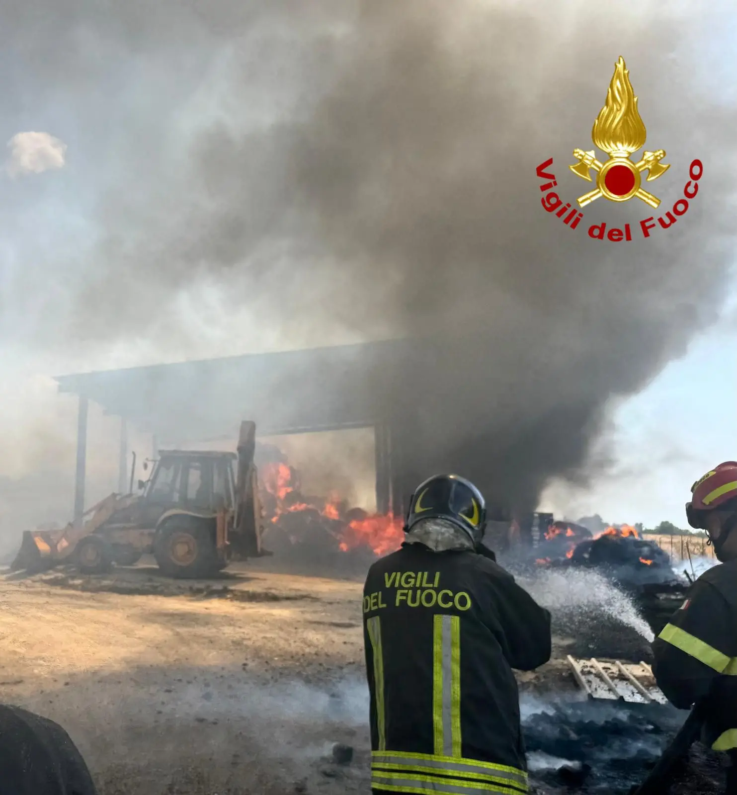 I vigili del fuoco spengono l'incendio in un'azienda agricola a Ottana