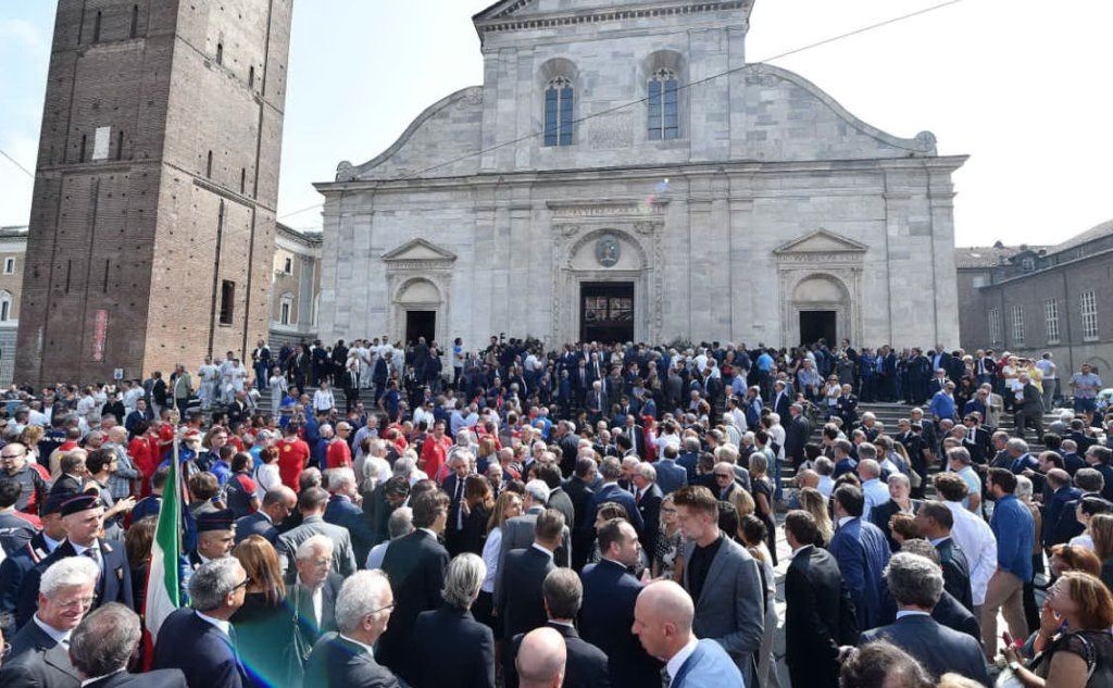 La folla commossa ai funerali, celebrati a Torino