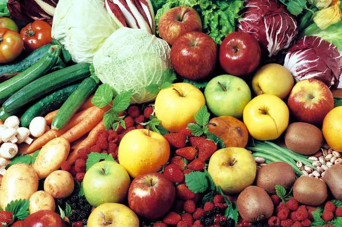 Una immagine di archivio di frutta e verdura biologiche. ANSA