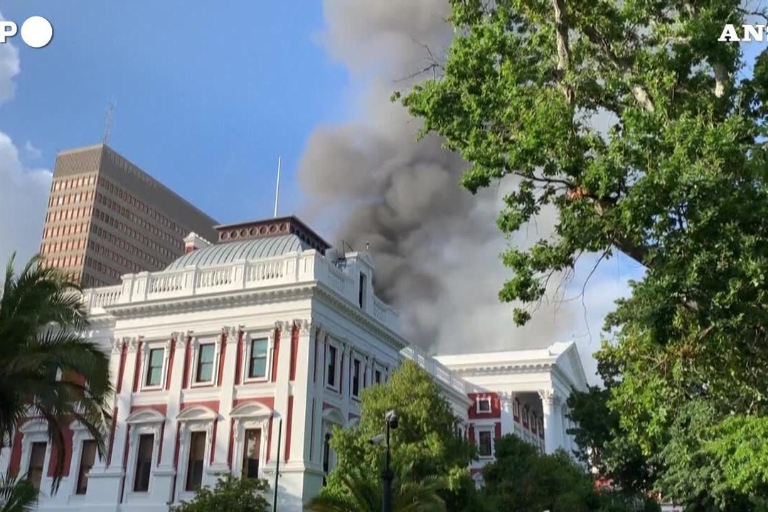 Sudafrica, in fiamme la sede ottocentesca del Parlamento