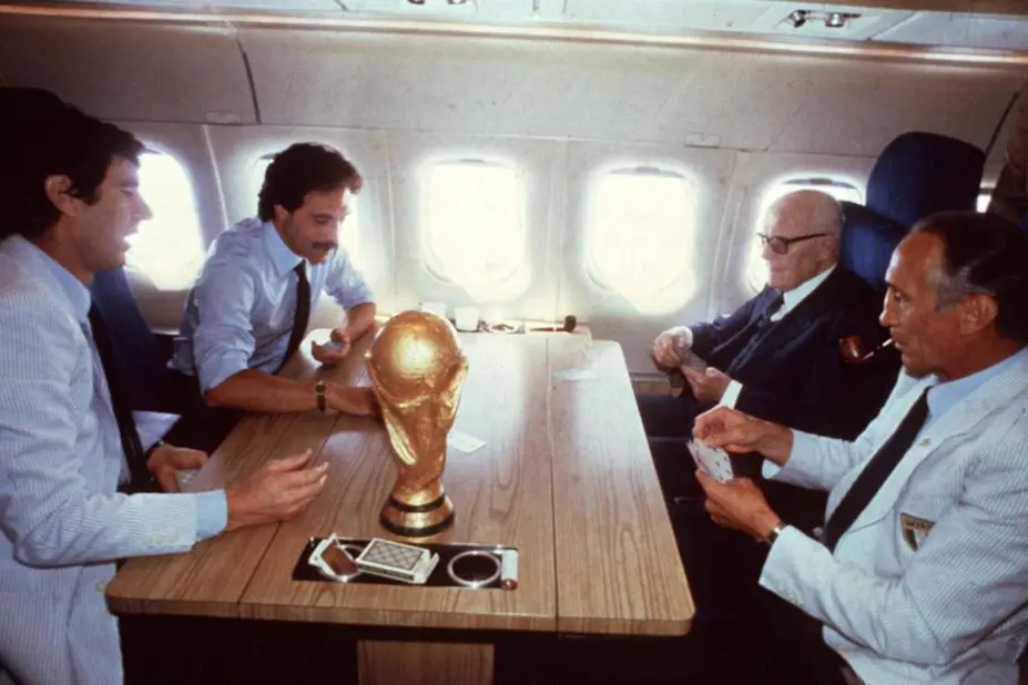 Bearzot, Zoff, Causio e Pertini nella celebre partita a scopone sull'aereo di ritorno dal Mondiale di Spagna